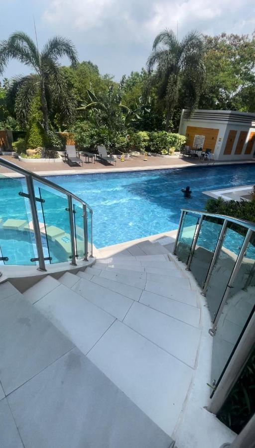 Lancris Residences 2 Bedroom Entire Apartment Near Airport With Pool Paranaque City 외부 사진